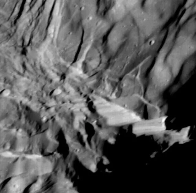 Verona Rupes, de unos 50 km de largo y varios de alto, en realidad no es tan similar a un acantilado como parece a través de las imágenes del Voyager 2 durante su sobrevuelo de 1986. NASA/JPL