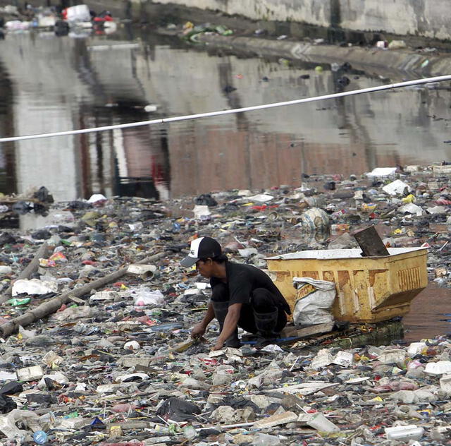 Contaminación en los ríos de Indonesia.