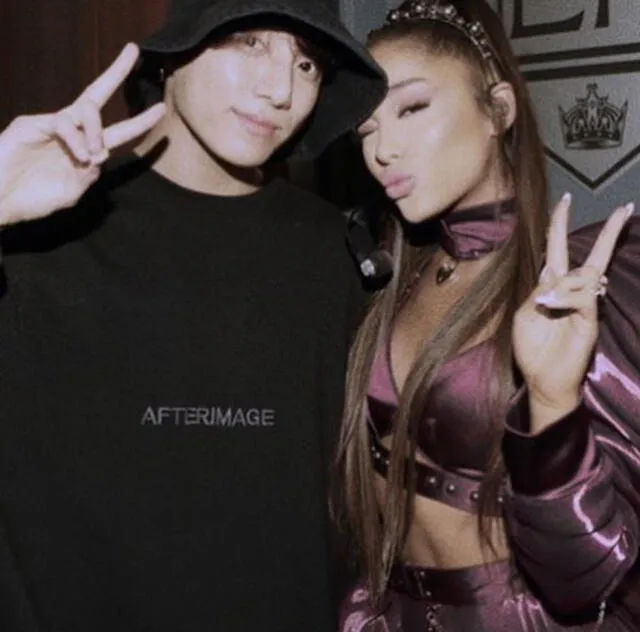 Jungkook y Ariana Grande se conocieron en mayo del 2019, durante el backstage de uno de los shows de la estrella estadounidense.