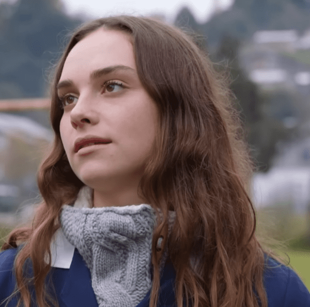 Francisca Armstrong interpreta a Genesis, el amor de Kevin. Foto: Netflix   