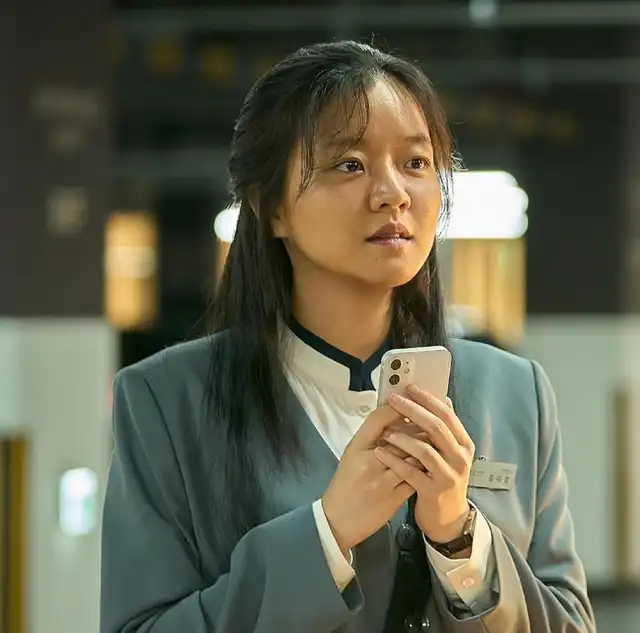 Go Ah Sung interpreta a Mi Jeong, una joven que trabaja en una tienda departamental y evita relacionarse con los demás tras ser víctima de acoso.   