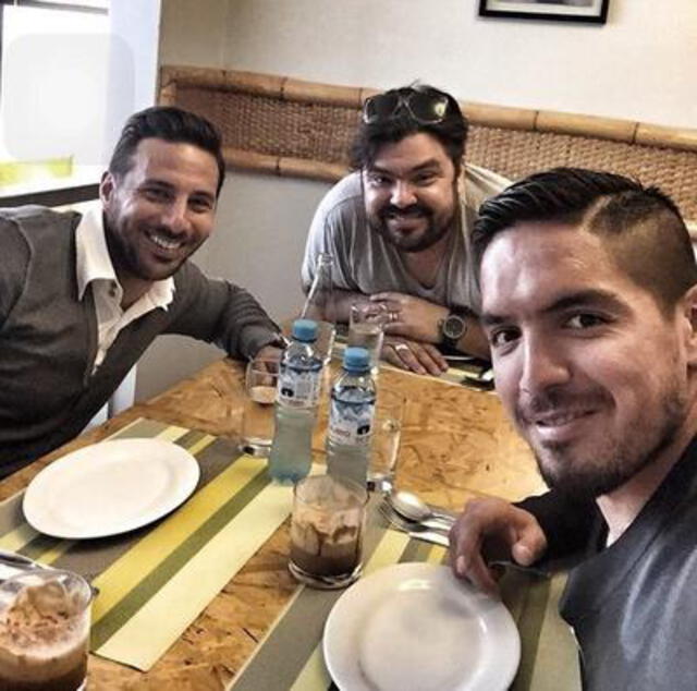 'Pizarrón' junto a Juan Vargas y Claudio Pizarro.