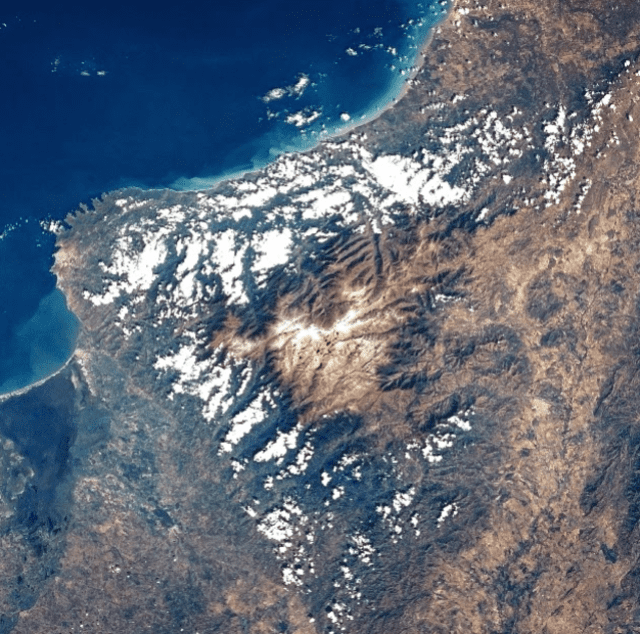 Este inmenso macizo se alza directamente sobre el nivel del mar, y es considerado como la mayor pared vertical que surge directamente del océano. Foto: Colombia blog   