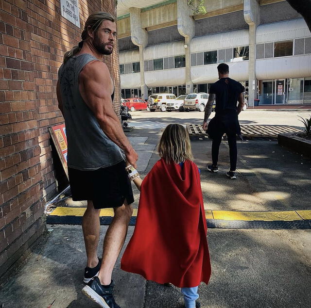 Chris Hemsworth y su hijo con la capa de Thor. Foto: Instagram/@chrishemsworth