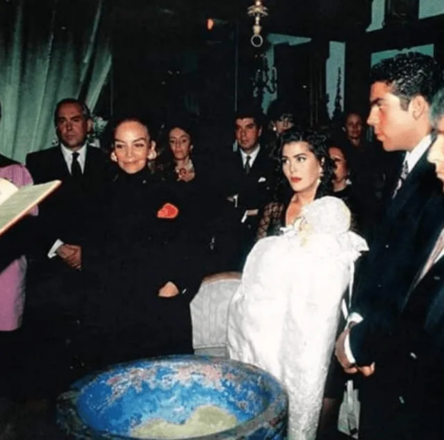 Frida Sofía compartió la imagen de su bautizo en 1992. En la foto aparecen Alejandra Guzmán y María Félix.