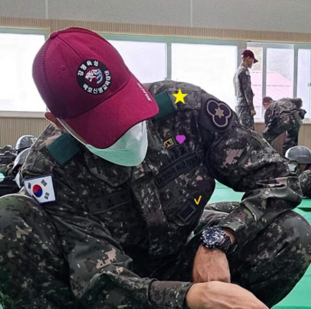  J-Hope como instructor de un equipo especial de soldados en el servicio militar. Foto: Fandom ARMY   