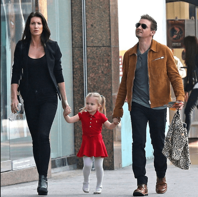 Sonni Pacheco y Jeremy Renner con la hija que tienen en común. Foto: Revista Ronda.   