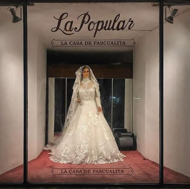Se comenta que cuando una novia compra el vestido que 'La Pascualita' lleva puesto, esta tendrá buena suerte. Foto: Instagram @lapascualitaofficial