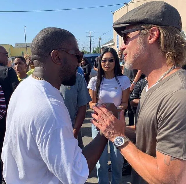 Brad Pitt y Kanye West durante el servicio espiritual