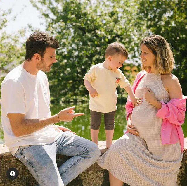 Núria Tomás junto a su esposo Agus Puig Gibernau y su pequeño hijo. Foto: Instagram