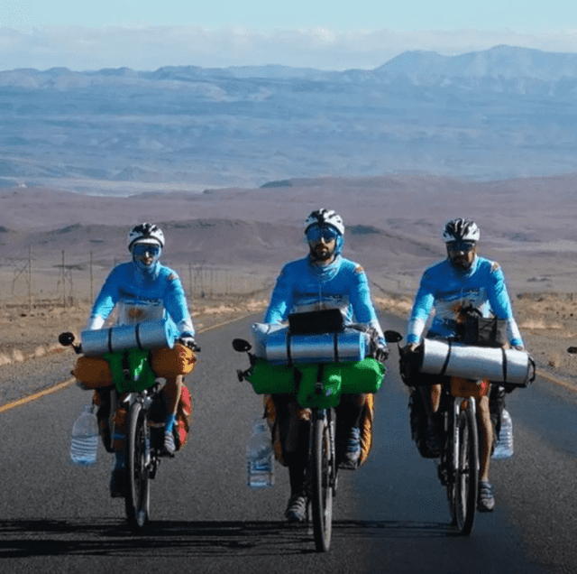 Argentinos llegan a Qatar en bicicleta.