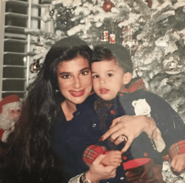 Según Pepe Aguilar, Carmen Treviño lo había abandonado junto a su hijo, por eso no llegaron a tener una buena relación.   