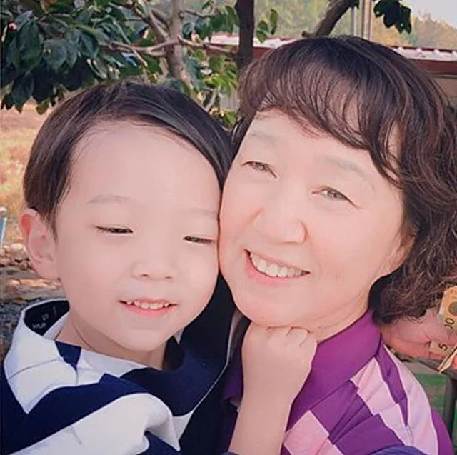 Goo Hye Sun desata polémica con imágenes desconocidas de sus padres
