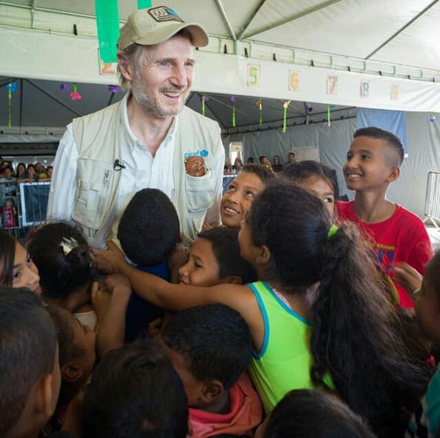 Liam Neeson visitó a refugiados venezolanos en Brasil como embajador de Unicef.