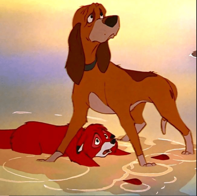 Luego de convertirse en enemigos ya de grandes, el perro cazador decide rogarle a su dueño que no acabe con el zorro. Foto: Disney. Luego de convertirse en enemigos ya de grandes, el perro cazador decide rogarle a su dueño que no acabe con el zorro. Foto: Disney.