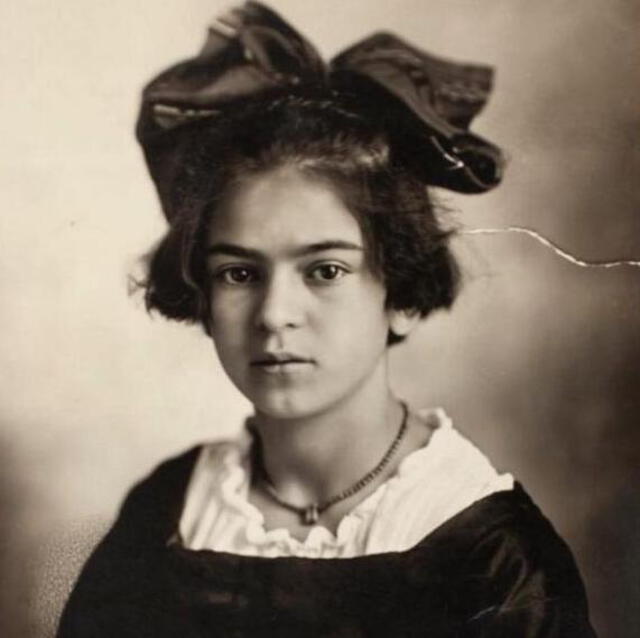 Esta sería la foto de Frida Kahlo que inspiró al creador de "Hey, Arnold!" para el look de Helga. Foto: Univisión