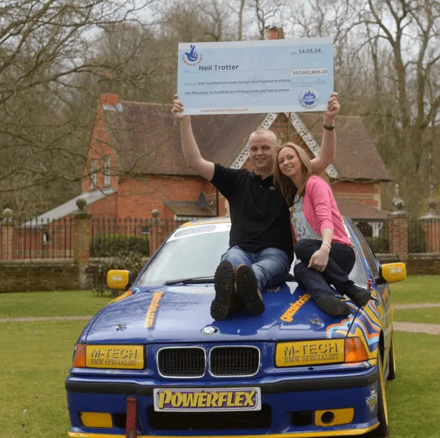 Neil Trotter cambió su Ford Focus por un Jaguar y un Porsche. Foto: The Sun