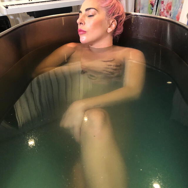 Lady Gaga en tina de agua caliente