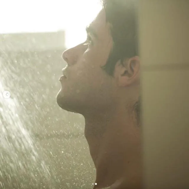 Jesús Neyra se muestra tomando una ducha