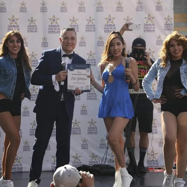 Cint Gutiérrez recibió de Galería Plaza de las Estrellas un premio como artista emergente. Foto: Cint Gutiérrez/Instagram