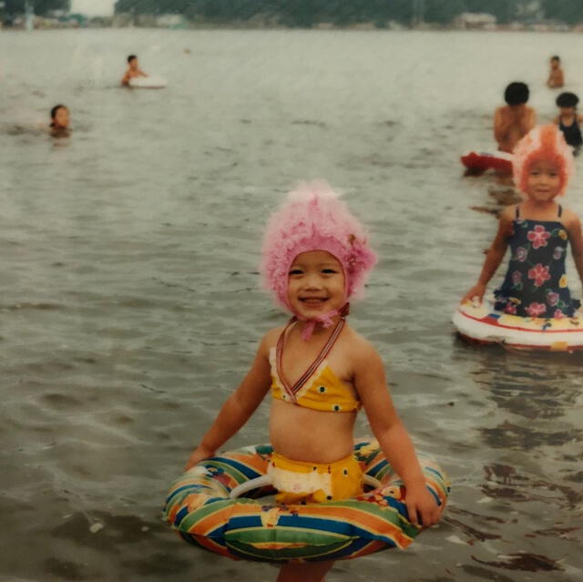 Goo Hye Sun con 3 años de edad luciendo un bikini amarillo y gorra rosa divirtiéndose en la playa. Instagram. 25 de enero 2020.