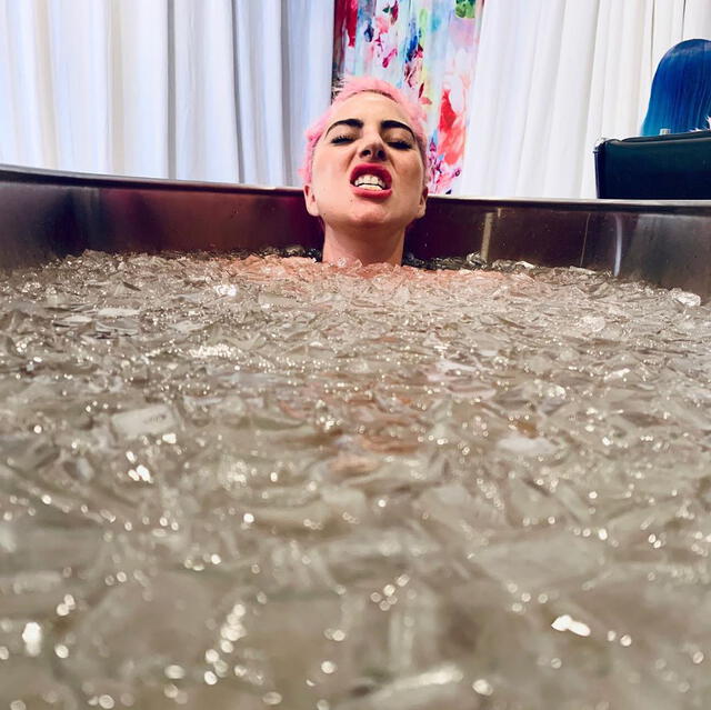 Lady Gaga en baño con agua fría y hielo