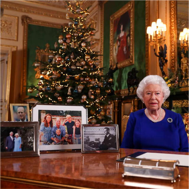 Durante su discurso por Navidad, la Reina Isabel II no mostró en su escritorio la foto de el príncipe Harry y Meghan Markle. Foto: Instagram