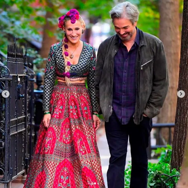 Carrie con un hermoso vestido junto a su nuevo amor, interpretado por el actor Jon Tenney. Al parecer, al día siguiente de su cita. Foto: HBO Max
