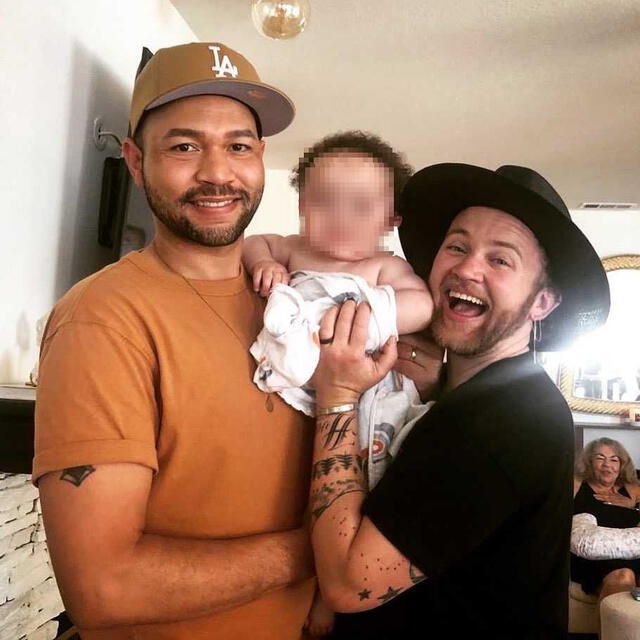 Bennet junto a su esposo y a su hijo. Foto: Instagram / @bennettonpurpose