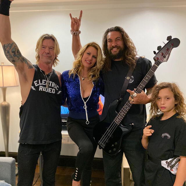 Jason Momoa al lado del bajista Duff McKagan