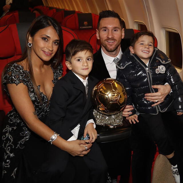 Lionel Messi junto a su esposa e hijos.