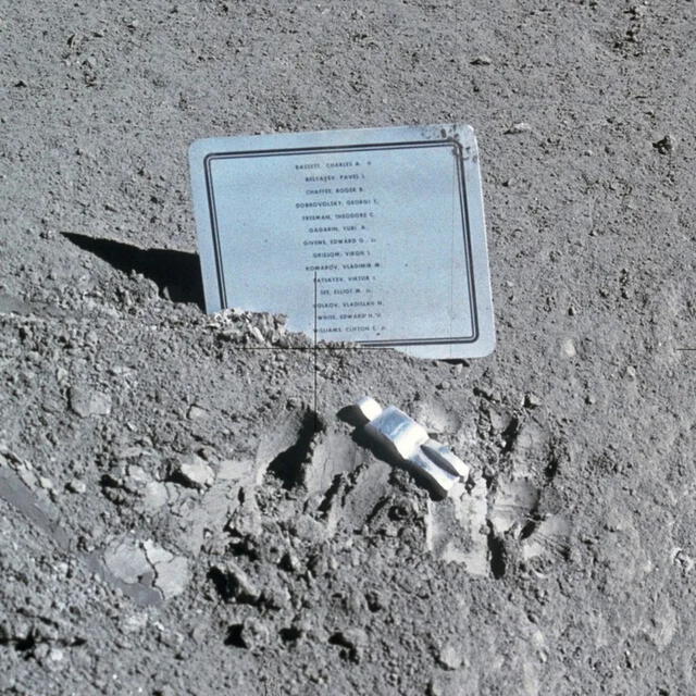 "The Fallen Astronaut" (el astronauta caído) es un memorial para 14 astronautas y cosmonautas que fallecieron durante la carrera espacial a la Luna. Foto: NASA