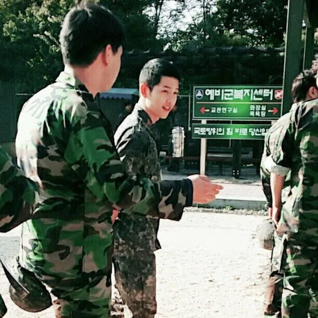 DinDin y Song Joong Ki se conocieron en el ejército. El rapero señaló que quedó impresionado con la calidad  personalidad del actor.