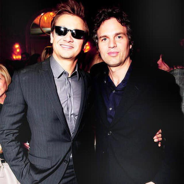 Mark Ruffalo y Jeremy Renner juntos en la premiere de Hawkeye. Foto: Facebook