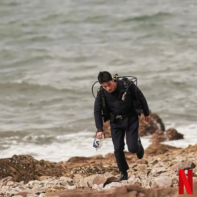 Episodio 7 mostró a Jun Ho tratando de escapar en el mar. Foto: Netflix