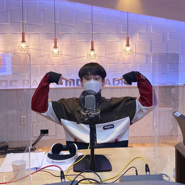 Key en el programa de radio de Kim Shinyoung. Foto: MBC