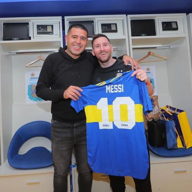 Juan Román Riquelme le obsequió la camiseta azul y oro a Lionel Messi. Foto: Instagram/@todosobreroman