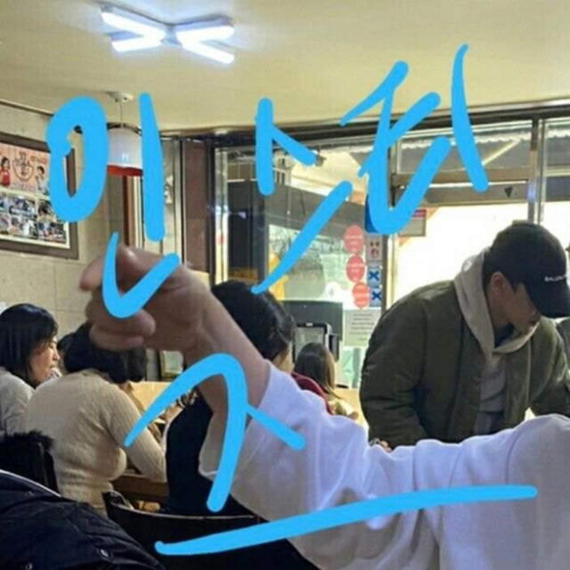 Primeras imágenes de Chen junto a su novia embarazada.