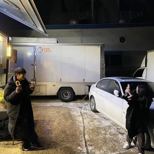 Jisoo de BLACKPINK tomando una fotografía de Jung Hae In con el coffee truck. Foto: Instagram @holyhaein