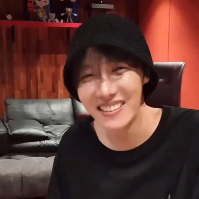 J-Hope en transmisión en vivo. Foto: captura/VLive