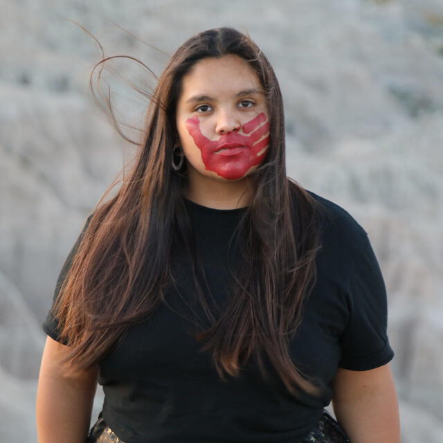 Tokata Iron Eyes es la activista indígena a la que Ezra Miller habría manipulado desde los 12 años. Foto: Page Six
