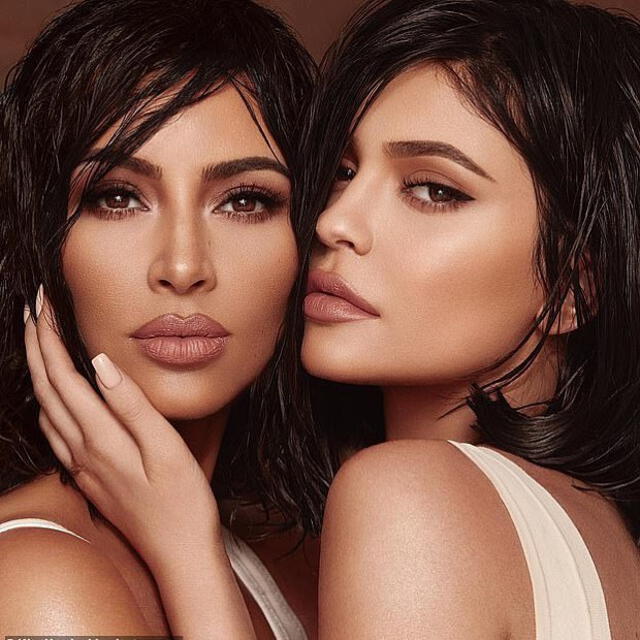 Kylie Jenner con su hermana mayor Kim