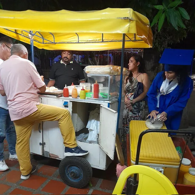 Joven recién graduada ayuda a su papá en un puesto de comida callejera y se hace viral