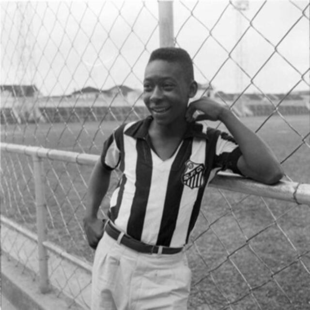 ¿Cuánto ganaba Pelé con el primer contrato de su carrera?