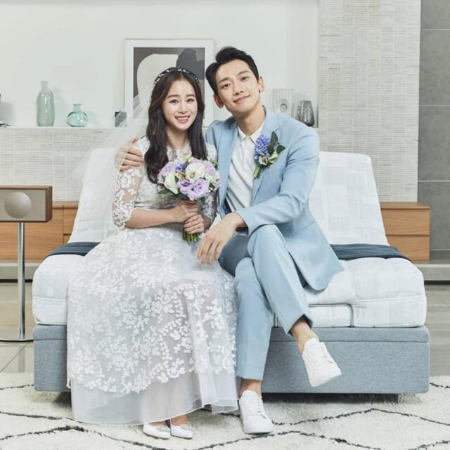 Kim Tae Hee y Bi Rain lucen enamorados y encantadores en la nueva sesión fotográfica para La Cloud, publicadas el 6 de marzo en su cuenta de Instagram.