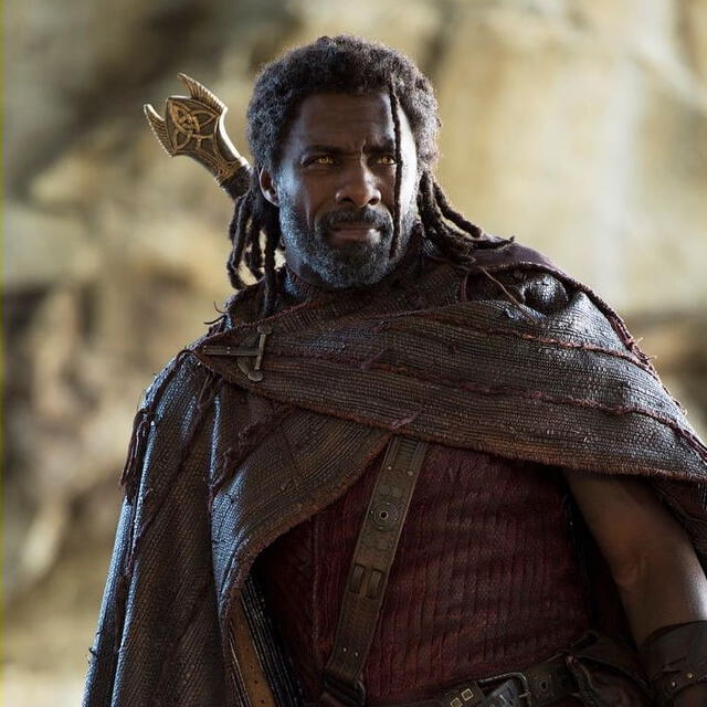 En la saga Avengers, Idris Elba interpretó a Heimdall, un guardián conocido como "El vigilante de los mundos".