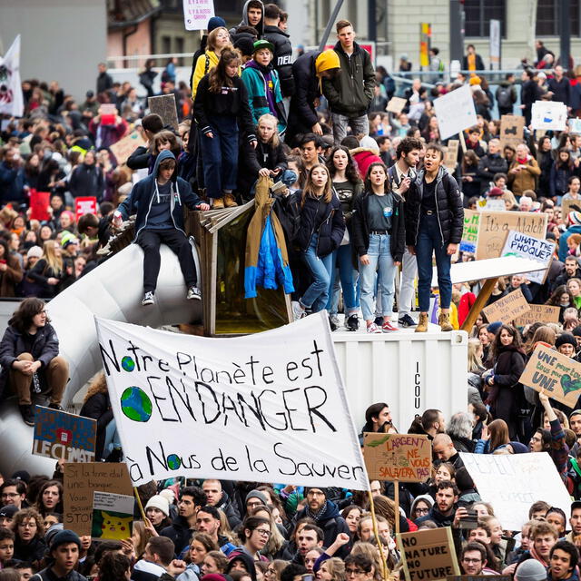 Miles de estudiantes se manifiestan en Lausana (Suiza).El movimiento "Jóvenes por el Clima" convocó una huelga escolar y manifestaciones en todo el mundo para exigir a los políticos que adopten medidas contra el cambio climático.