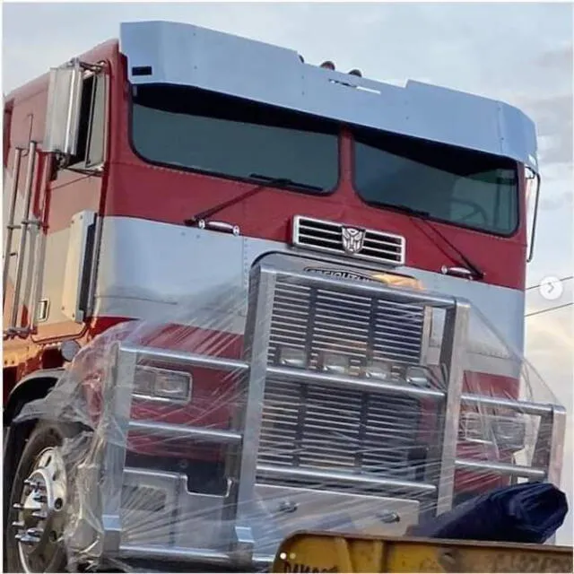 Optimus Prime llegó al Cusco secundado por varios vehículos y se encuentra listo para grabar. Foto: redes sociales