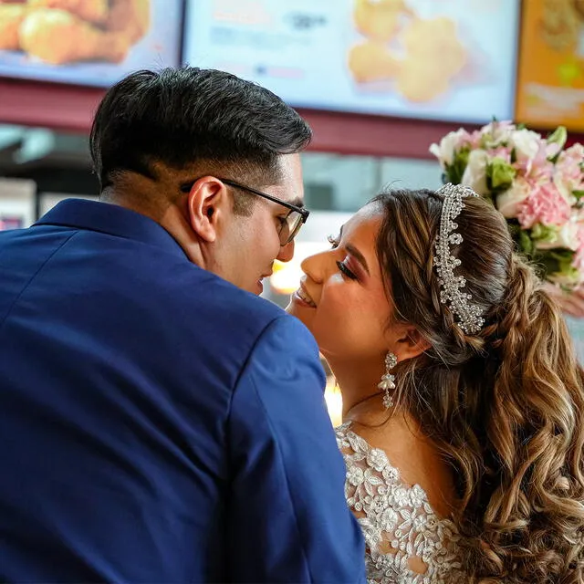 Pareja de esposos se conoció en Popeyes de Centro Cívico y fueron a celebrar su matrimonio al local