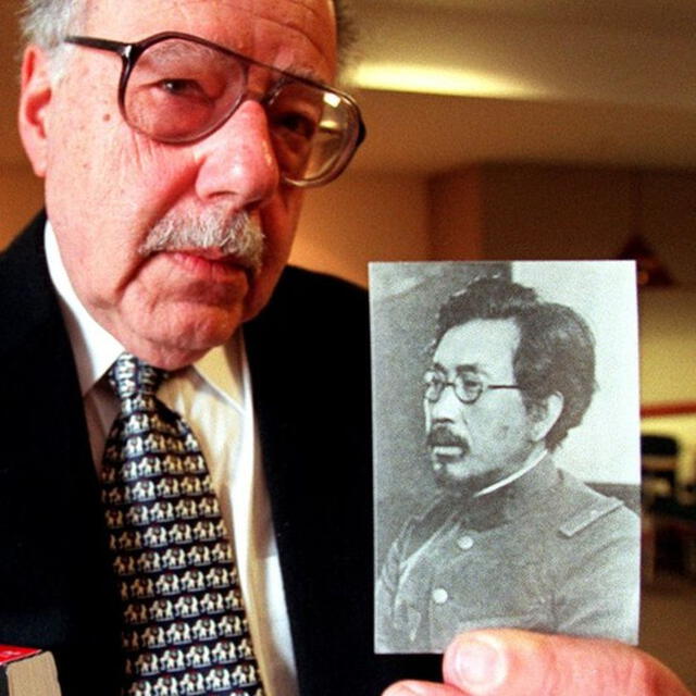 Sheldon Harris, autor del libro "Fábricas de la Muerte", mostrando la foto de Shiro Ishii. Foto: Getty Images